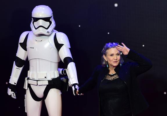 La actriz Carrie Fisher sigue estable en el hospital tras sufrir un infarto