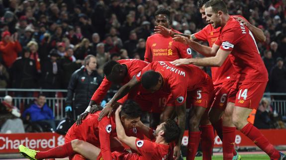 El Liverpool golea al Stoke City y recupera el segundo puesto