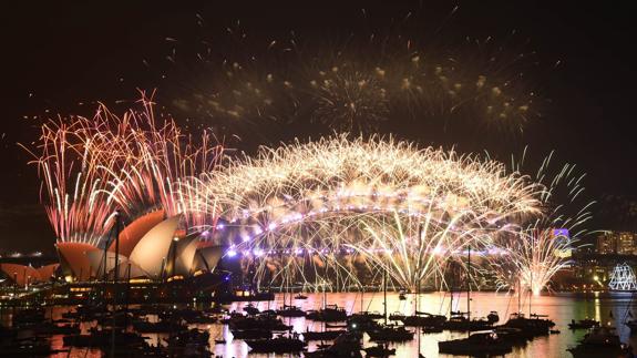 El mundo alumbra un nuevo año entre fuegos artificiales