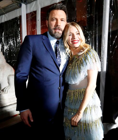 «Lloraba de la risa en las escenas de sexo con Ben Affleck», asegura Sienna Miller