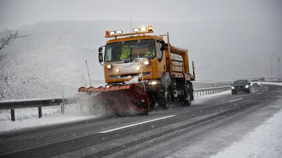 El frío y la nieve arrecian y cortan cinco puertos y ocho carreteras