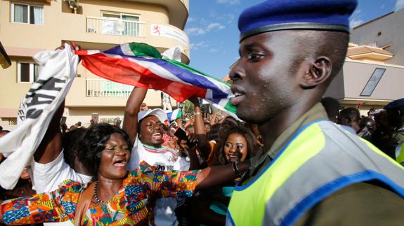 Tropas de Senegal entran en Gambia para expulsar a Jammeh