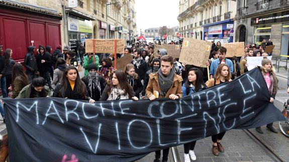 Doce detenidos tras una nueva noche de disturbios en la periferia de París