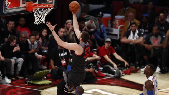 Marc Gasol anota la última canasta en el triunfo del Oeste