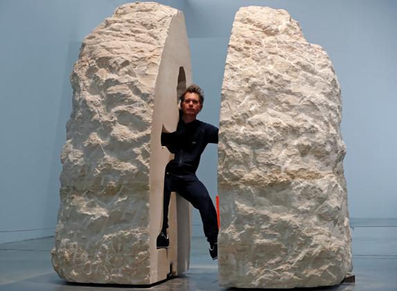 Un artista se encierra en una piedra durante ocho días