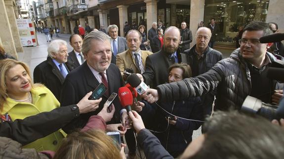 Méndez de Vigo abordará con Hacienda la suspensión de las oposiciones de docentes