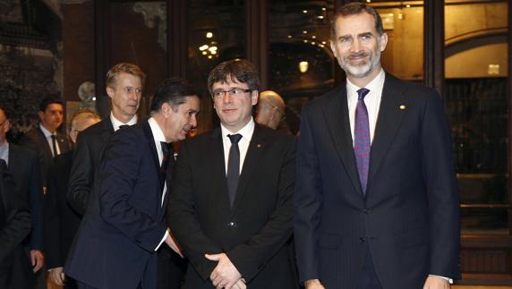 El Rey y Puigdemont se saludan con cordialidad en su encuentro en Barcelona