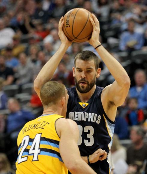 Protagonismo ganador de los hermanos Gasol; Ibaka brilla con 'doble-doble'