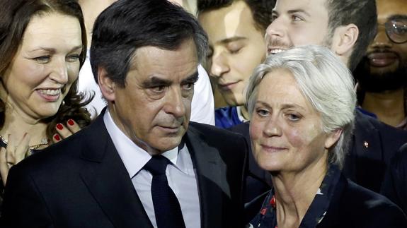 Fillon resiste a su anunciada imputación por el 'Penelopegate'