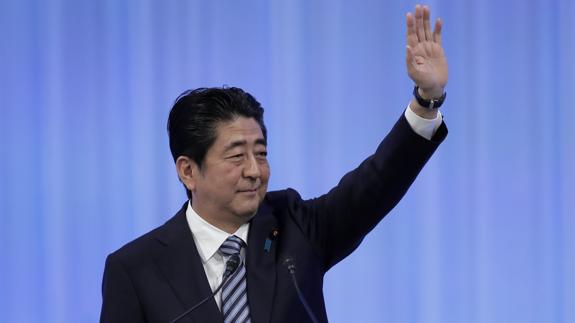 Japón aprueba una reforma que posibilita un mandato de Abe hasta 2021