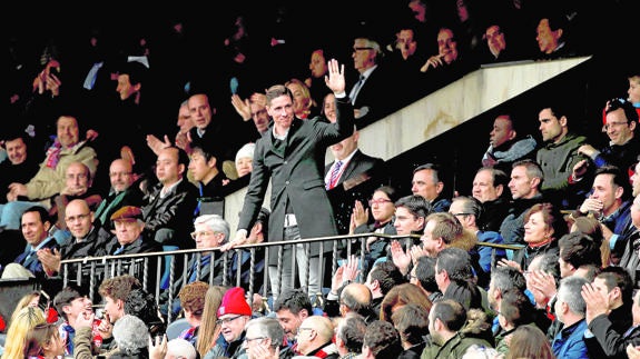 Fernando Torres presencia el partido en el Vicente Calderón