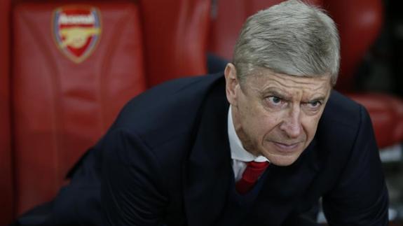 Arsene Wenger, al borde del abismo tras un nuevo naufragio europeo