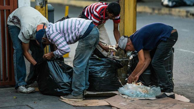 Comer de la basura, el drama del hambre en los venezolanos más pobres
