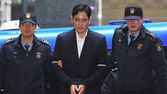 El heredero de Samsung niega los cargos al inicio de su juicio por corrupción