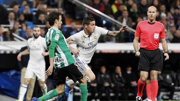 El Betis pide cuentas por el arbitraje de Mateu Lahoz