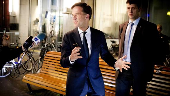 Rutte celebra su victoria: un café en el centro y vuelta al trabajo