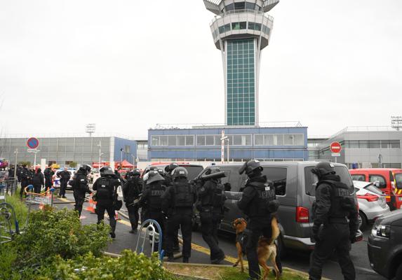 El atacante del aeropuerto París-Orly juró «morir por Alá»
