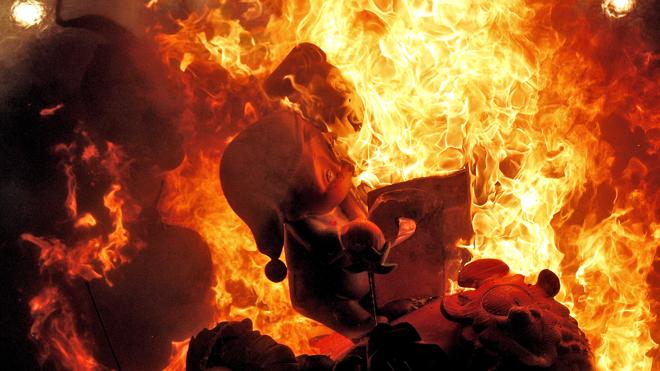 Valencia quema, orgullosa y abarrotada, sus primeras Fallas de la Humanidad