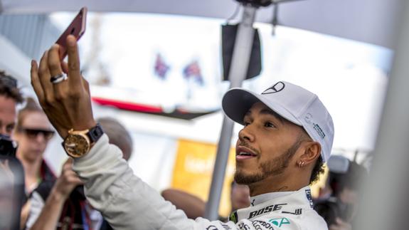 Hamilton: «Necesitamos que Alonso tenga un buen coche y luche con nosotros»