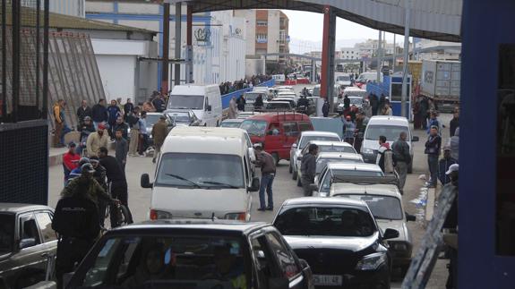 Entran seis inmigrantes subsaharianos en Melilla en un coche kamikaze