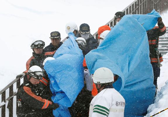 Siete estudiantes y un profesor mueren por una avalancha de nieve en Japón