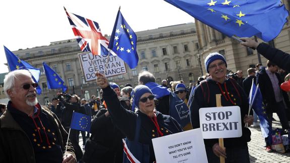 El embajador británico en la UE entregará mañana a Tusk la carta del 'Brexit'