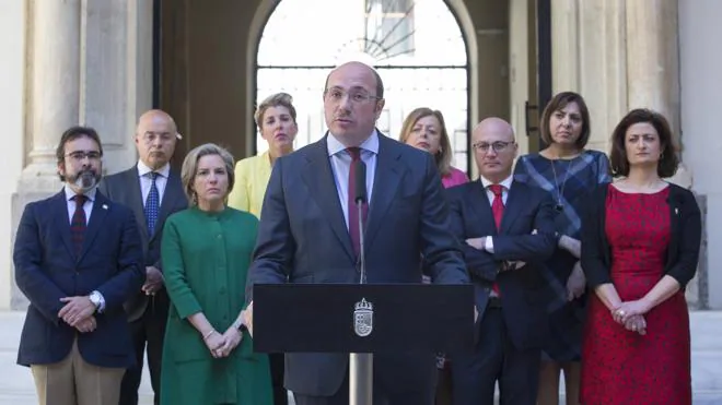 El presidente de Murcia dimite para evitar que el PP pierda el Gobierno regional