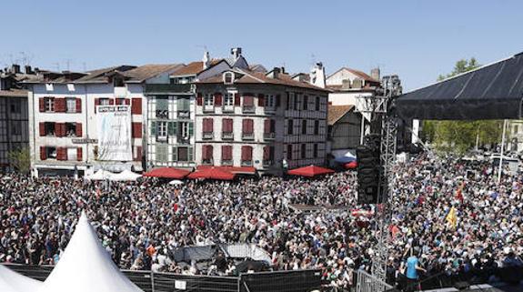 Gritos por la amnistía, los presos y la independencia en el acto de Bayona