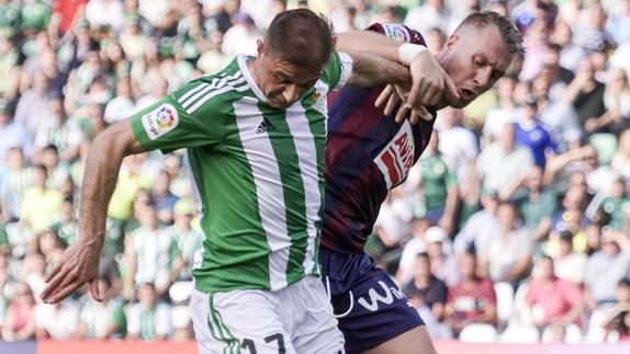 El Betis certifica su salvación a costa del Eibar