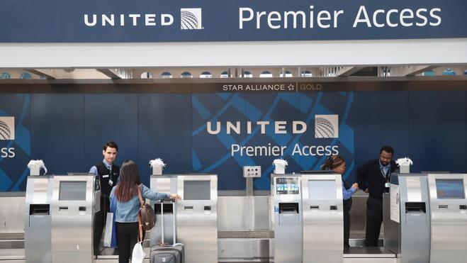 United Airlines expulsa a un pareja de novios que viajaba a Costa Rica para casarse