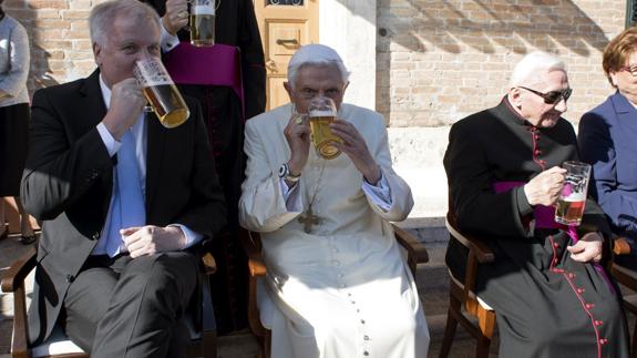 Benedicto XVI celebra su 90 cumpleaños con una fiesta bávara y cerveza