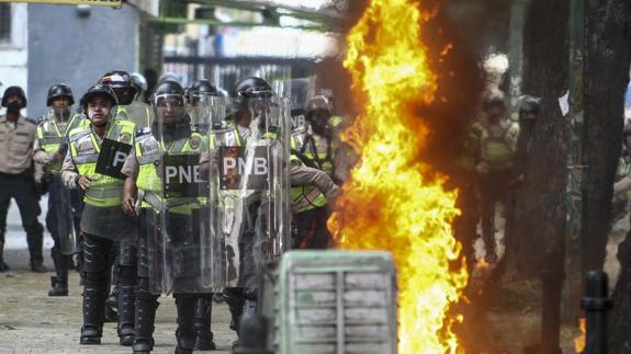 Siguen los choques en Venezuela tras el ataque a un hospital infantil durante las protestas