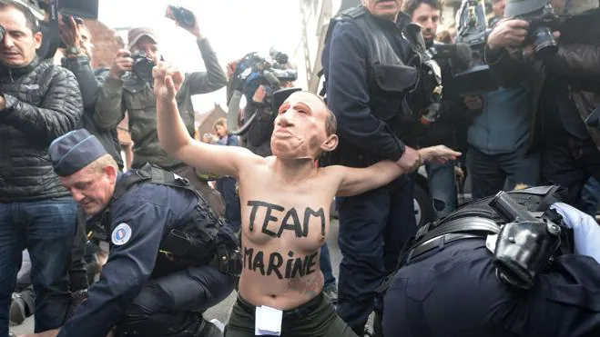 Femen se disfraza de Putin para protestar contra Le Pen