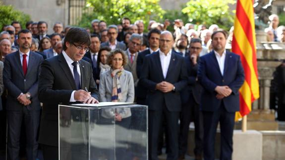 Puigdemont: «Las rosas y los libros son nuestras armas más poderosas»