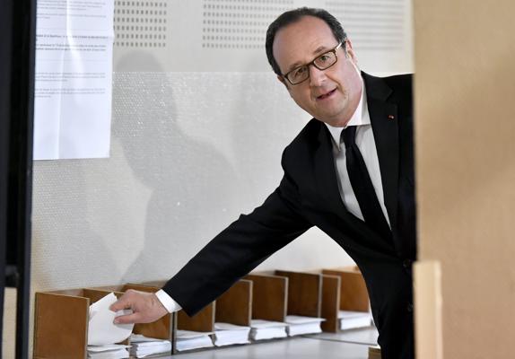 Hollande pide el voto para Macron «frente a los riesgos» que representa Le Pen