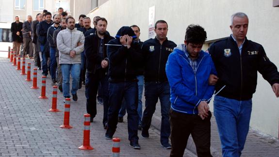 Turquía suspende a más de 9.100 policías por presuntos vínculos con Gülen