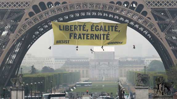 París refuerza el control en la torre Eiffel tras la incursión de Greenpeace
