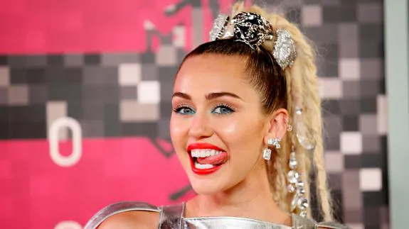 Miley Cyrus presenta nueva canción y nuevo look con 'Malibu'