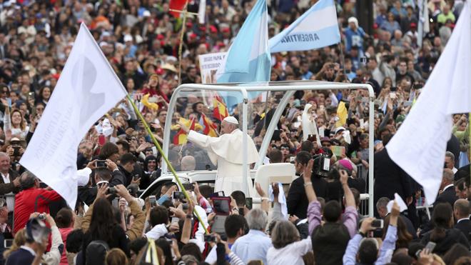 Multitud de peregrinos aclaman al Papa a su llegada a Fátima