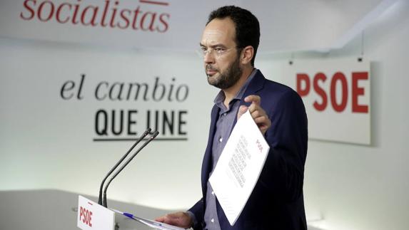 Antonio Hernando dimite como portavoz del grupo parlamentario del PSOE