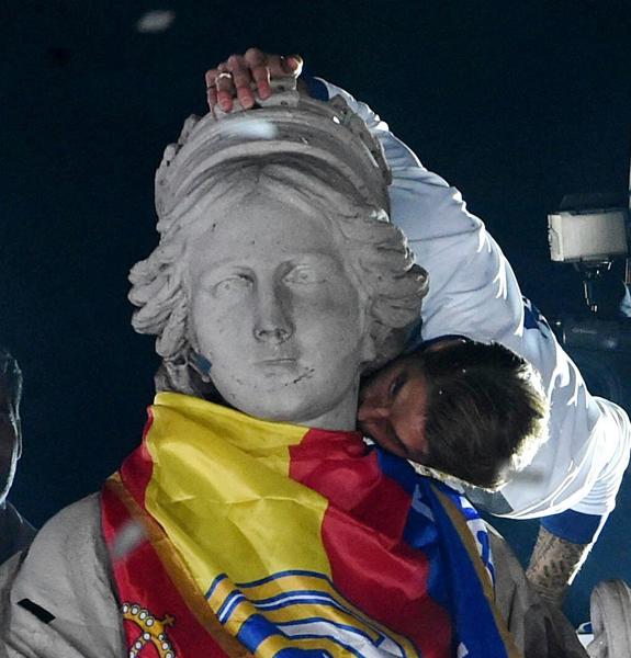 El Real Madrid celebra la Liga ante miles de aficionados en Cibeles