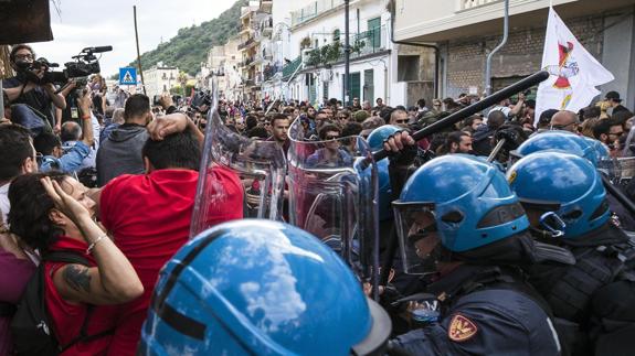 La policía carga y lanza gases lacrimógenos contra manifestantes en el G7