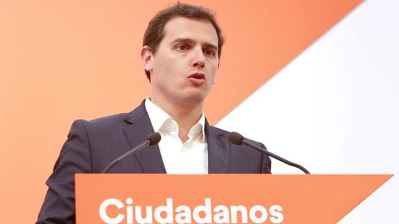 Rivera insta a Podemos a replantearse la moción «si no quiere dar alas a los separatistas»