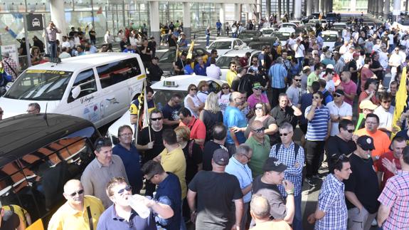 Los usuarios, entre la desinformación y la solidaridad con los taxistas