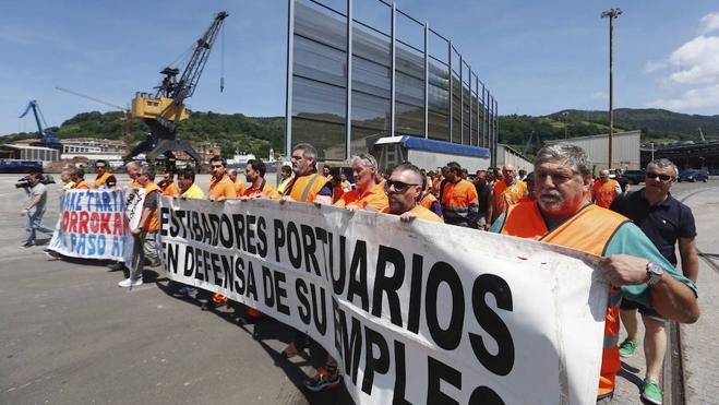 Los estibadores continúan la huelga al no lograr un acuerdo con la patronal