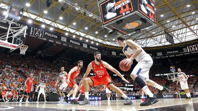 Un vibrante Valencia dinamita al Madrid y sueña con su primera ACB