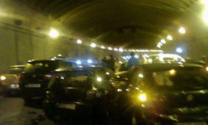 Un accidente múltiple en el túnel de San José con más de 40 coches implicados obliga a cortar la A-7