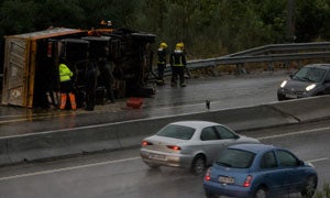 Tres personas fallecen en una colisión entre dos turismos en Vélez-Málaga