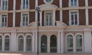 Torrox firma un convenio para ofrecer descuentos en formación a sus vecinos