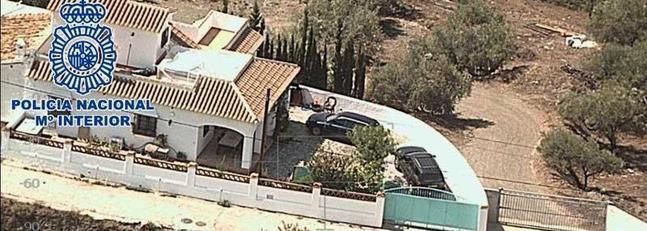 Detienen a una pareja británica en Frigiliana por cultivar marihuana en la terraza de su casa